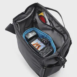 Case Logic, ouverte, avec un boîtier et un flash