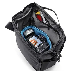 Case Logic, ouverte, avec un boîtier et un flash