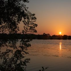Couché de soleil sur le plan d'eau de Chemillé-sur-Indrois