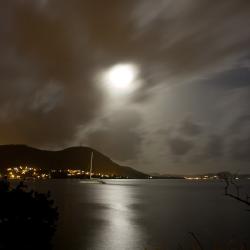 Lune et nuages