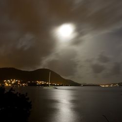 Lune et nuages