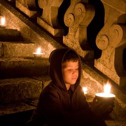 Théo pensif dans l'escalier