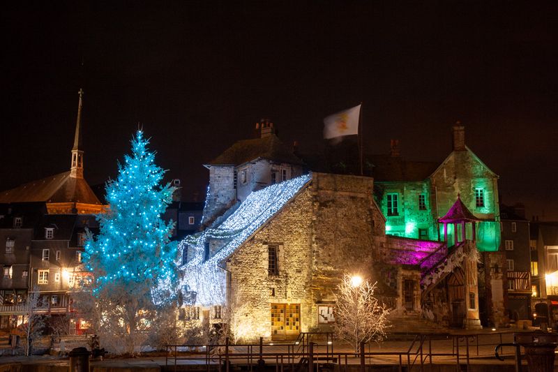 Figure 5 : Le port de Honfleur, la nuit : Ciel quasiment noir, saturation des éclairages - [BY-NC 4.0]