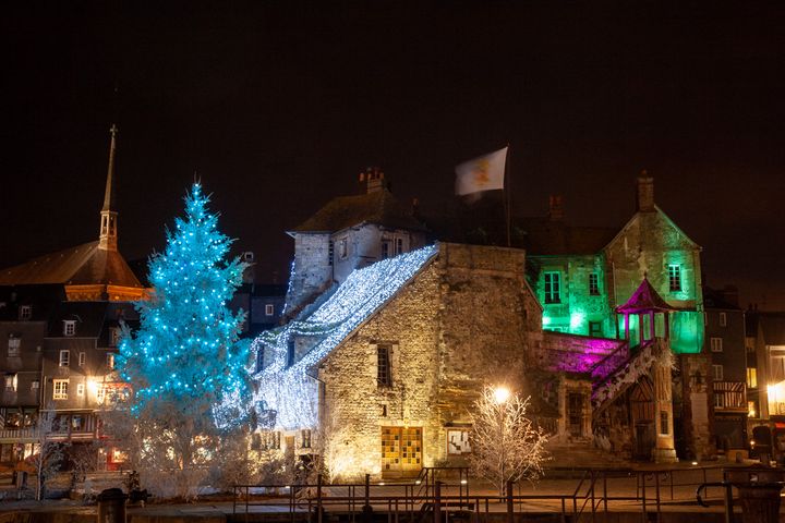 Figure 5 : Le port de Honfleur, la nuit : Ciel quasiment noir, saturation des éclairages - [BY-NC 4.0] - ISO 400, f/8, 8/5 sec., 31mm