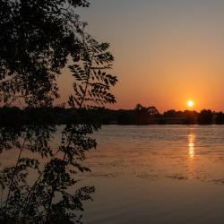 Coucher de soleil sur le lac de Chemillé