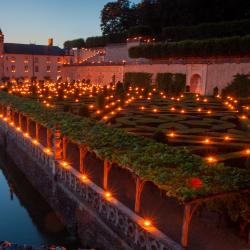 Château de Villandry - Début de l'heure bleue, la lumière est encore un peu blanche Château de Villandry - Début de l'heure bleue, la lumière est encore un peu blanche