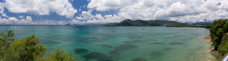 Figure 7 : Panoramique de la plage de Sainte Anne avec filtre polarisant - Martinique - [BY-NC 4.0] - ISO 100, f/8.0, 1/100 sec.