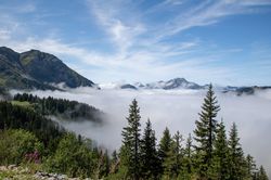 Après quelques heures de marche, au-dessus de la brume