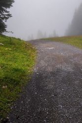 Randonnée dans la brume, sans les randonneurs (supprimés en post-traitement)