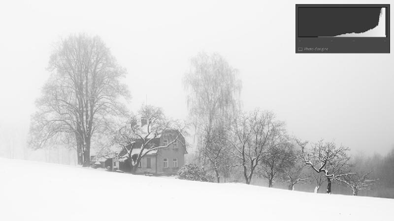 Figure 19 : House in fog - FlickR - Ted Moravec  - CC0 1.0